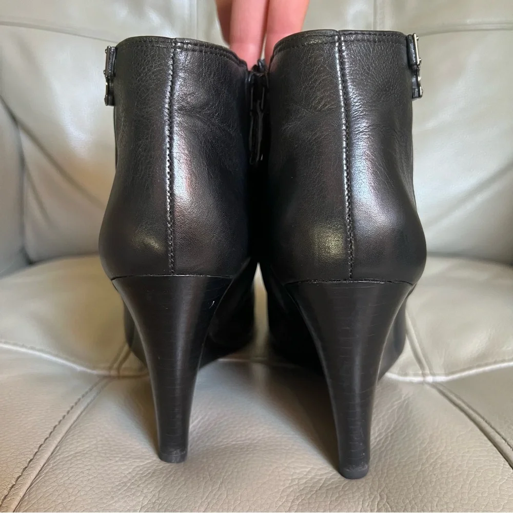 Tory Burch Black Leather Lowell Wedge Ankle Boots Sz 8.5 Classic Chic Minimalist